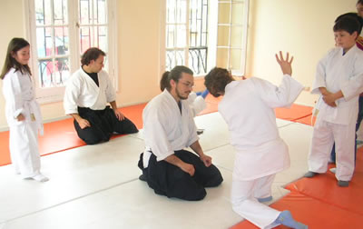 Valores que promueve el Aikido: La unión, el aspecto circular, el dejar pasar y controlar la situación, que es algo que muchas veces en nuestra vida cotidiana no lo hacemos, se nos va de las manos.
